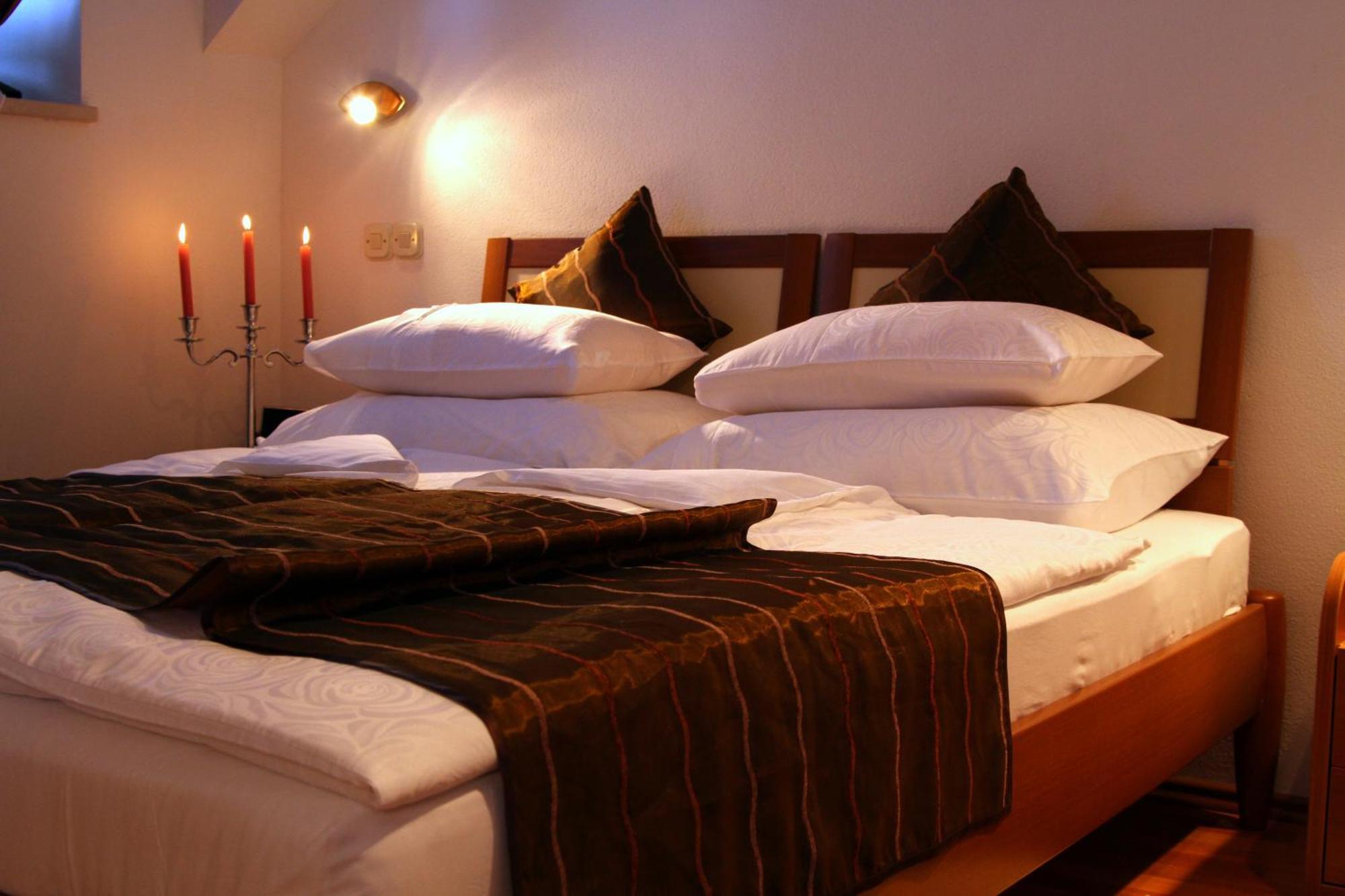 Apartments Amore Bol Bagian luar foto