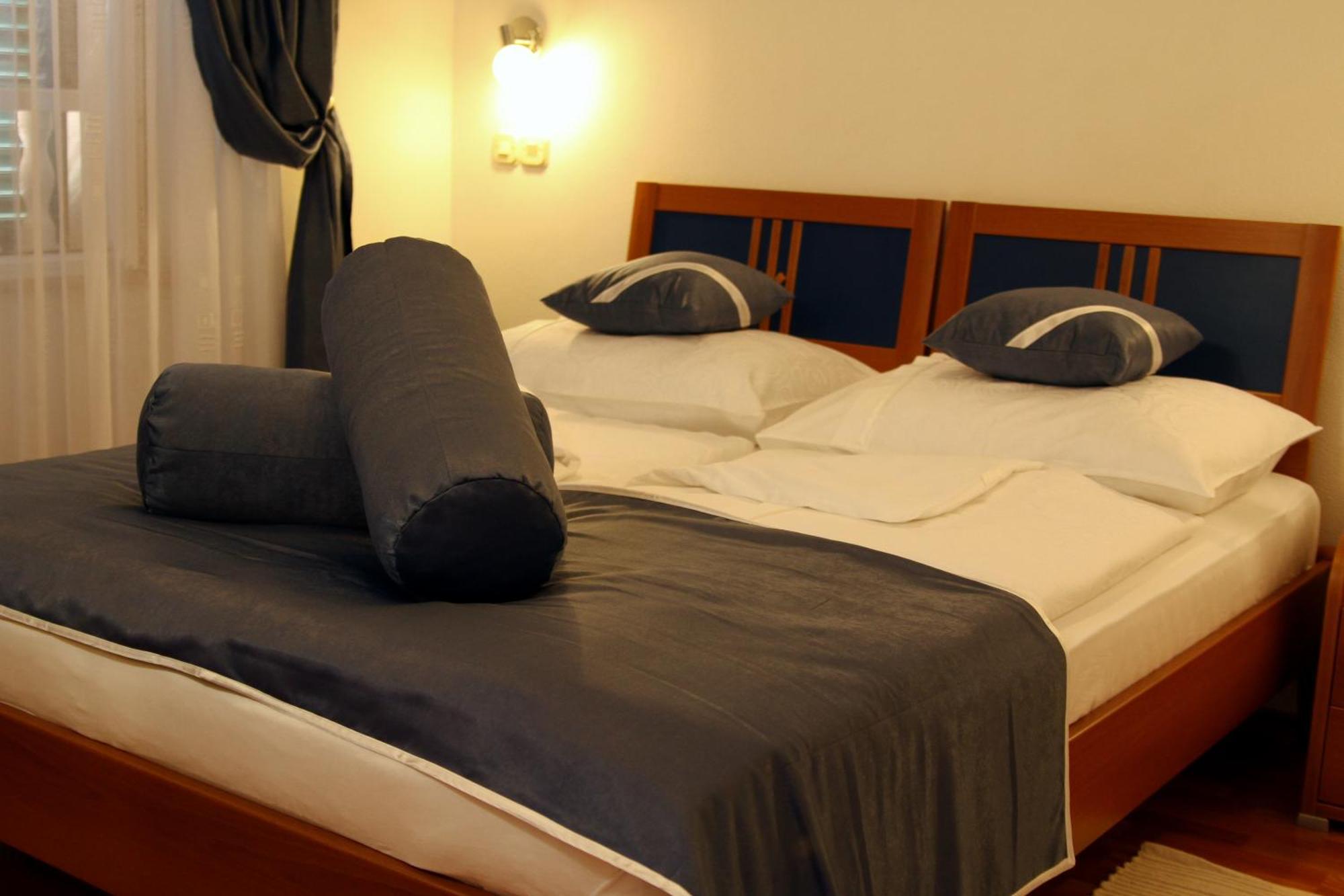 Apartments Amore Bol Bagian luar foto