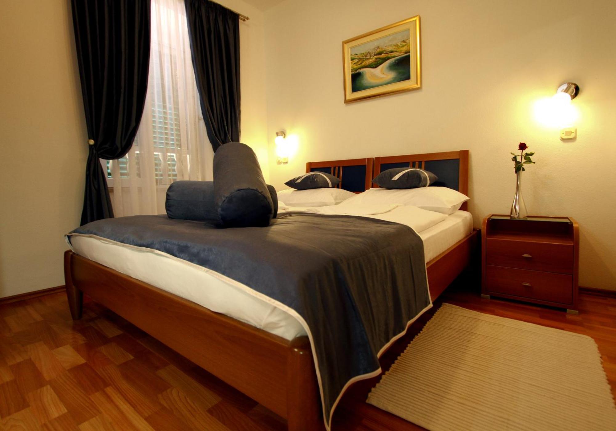 Apartments Amore Bol Bagian luar foto