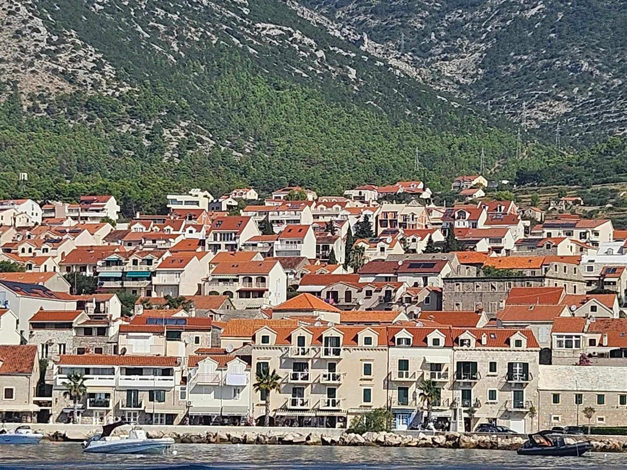 Apartments Amore Bol Bagian luar foto
