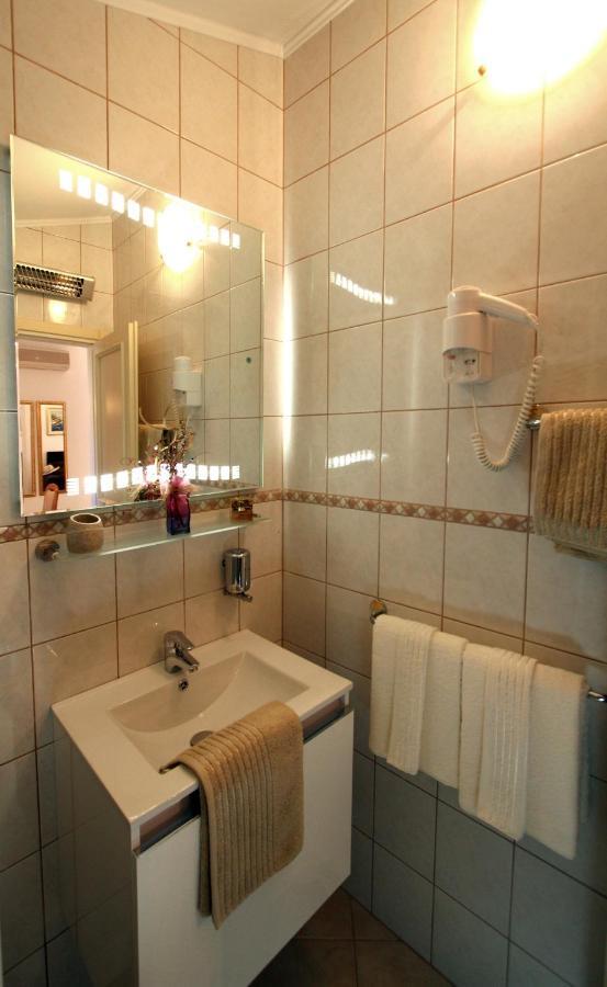 Apartments Amore Bol Bagian luar foto