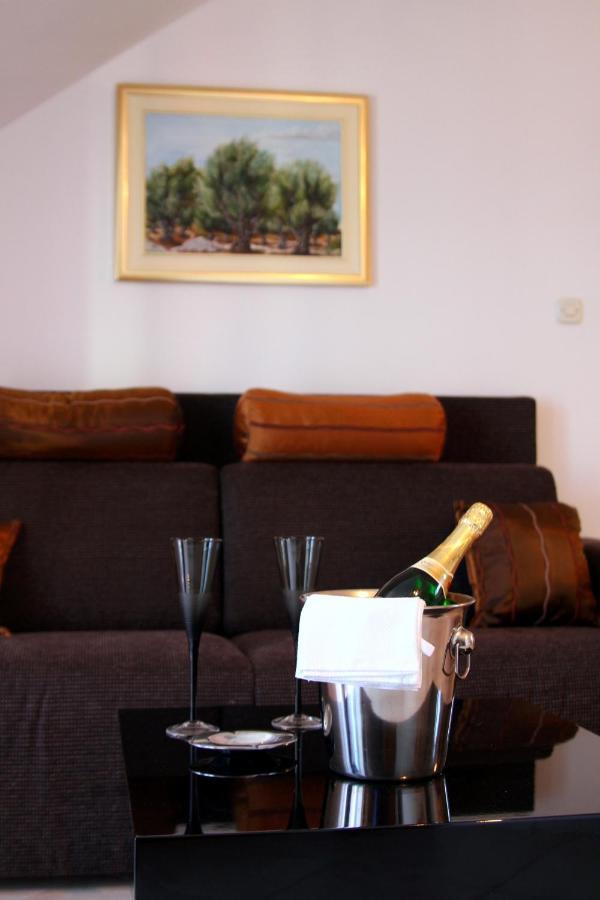 Apartments Amore Bol Bagian luar foto