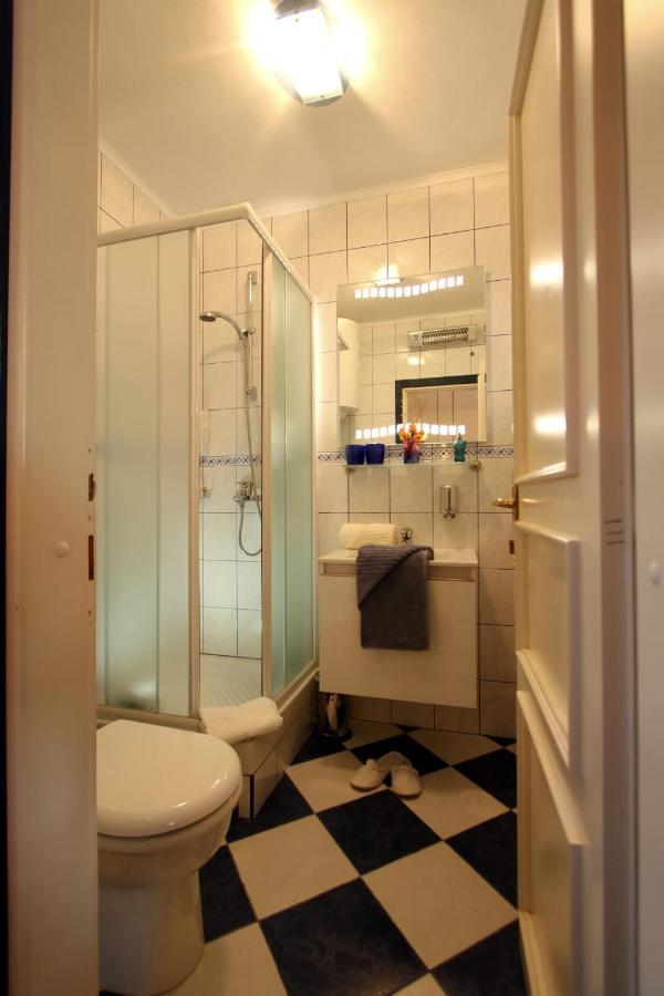 Apartments Amore Bol Bagian luar foto